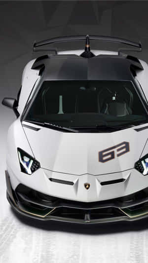 白色林寶堅尼 Aventador SVJ，帶有黑色飾邊和「63」徽章，在攝影棚環境中。