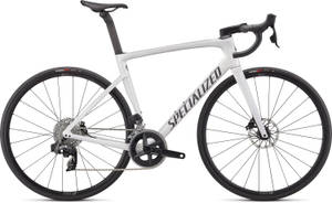 白色Specialized公路單車，配備黑色輪胎和把手。 — 自行車 壁紙