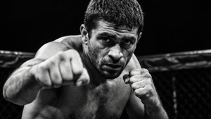 一個專注的MMA鬥士在籠中握拳。
