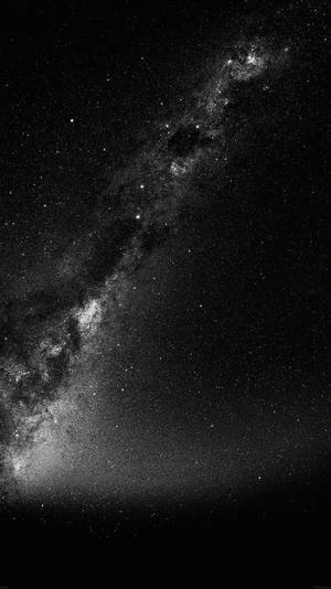 銀河系在黑暗夜空中閃爍著星光。