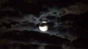 夜晚，滿月在黑暗的暴風雲後發光。 — 天空景觀 壁紙