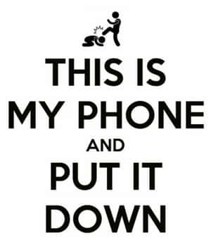 圖形中，粗體文字寫著「THIS IS MY PHONE AND PUT IT DOWN」，上方有一個火柴人踢另一個火柴人。 — 黑白 壁紙