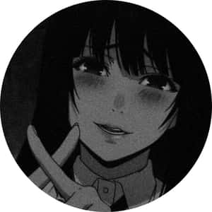 深色頭髮的動漫女孩微笑著做出和平手勢，黑白風格。