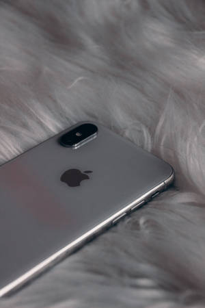 銀色iPhone放在蓬鬆白色地毯上