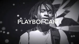 Playboi Carti 在黑白照片中微笑，帶有文字疊加。