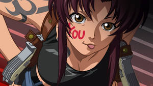 動漫女孩，紫色頭髮，背上綁著槍，臉頰上有「YOU」。