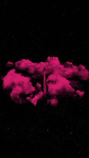 飛機在星空下飛過粉紅色的雲層