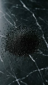 深色大理石上的黑色珠子和白色紋理
