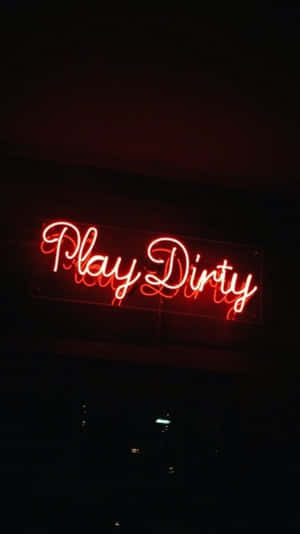 黑暗城市夜晚中，一個寫著 Play Dirty 的紅色霓虹燈牌。 — 紅色美學 壁紙