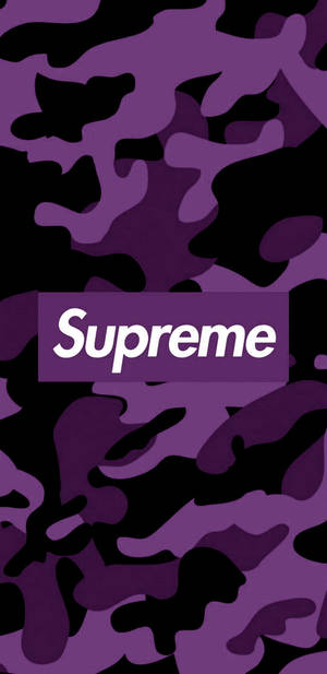 帶有Supreme標誌的紫色和黑色迷彩壁紙。