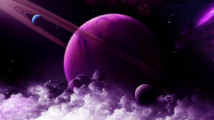 深空中發光雲層之上的紫色帶環行星。 — 黑紫 壁紙