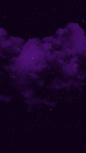 紫色雲彩在星光閃爍的夜空下漂浮。