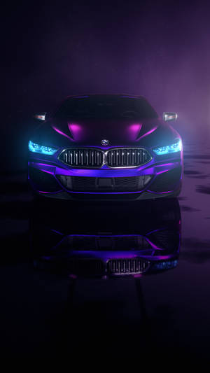 一輛發光的紫色BMW汽車，藍色車頭燈在夜間反射在潮濕的地面上。