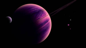 在深空中，一顆帶有光環和衛星的鮮豔紫色行星。 — 黑紫 壁紙