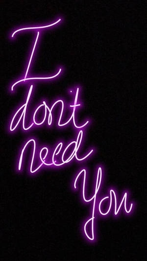 黑色背景上帶有文字 I don't need you 的紫色霓虹燈牌