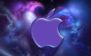 在繁星點點的宇宙星雲中，帶有旋轉藍色和粉色雲彩的紫色Apple標誌。 — 紫色 iPhone 壁紙