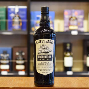 木製吧檯上的一瓶Cutty Sark Prohibition Edition威士忌。