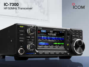專業ICOM IC-7300 HF50MHz無線電收發器，帶有活動顯示屏。 — 1080x2400 壁紙