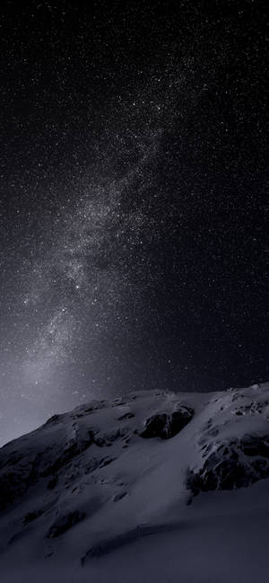 積雪的山峰，在滿天星斗的夜空下，銀河清晰可見。 — 1290x2796 壁紙