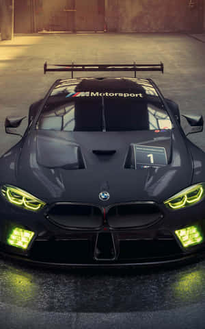 車庫中帶有綠色頭燈的黑色BMW賽車。
