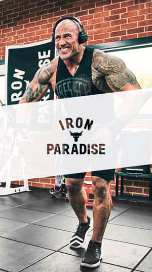Dwayne Johnson 喺健身房戴住耳機微笑舉重。 — 黑色動態圖 壁紙