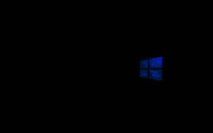夜晚黑暗房間中一扇發光的藍色窗戶。