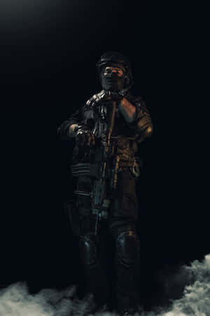 全副武裝的戰術士兵在黑暗背景的煙霧中站立，手持步槍。