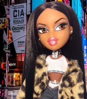 Bratz 公仔穿著豹紋外套在夜晚的時代廣場