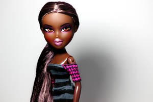 長髮和色彩繽紛妝容的 Bratz 公仔，攝影棚拍攝