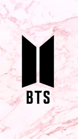 粉紅色大理石背景上的BTS標誌和文字 — BTS標誌 壁紙