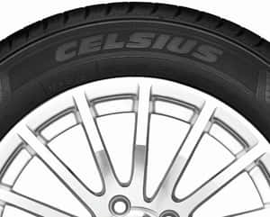 黑色Celsius輪胎在銀色合金輪圈上的特寫。 — 5:4 壁紙
