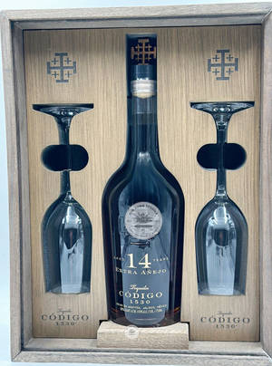 豪華龍舌蘭酒瓶和酒杯放在木製禮盒中。