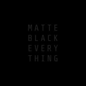 黑色背景上的啞光黑色文字顯示 matte black every thing