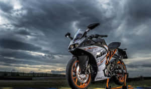 暴風雨天空下賽道上的KTM RC電單車 — 機車 壁紙