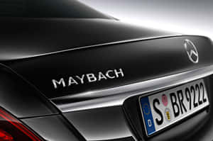 黑色Maybach豪華車後車廂，帶有鍍鉻標誌和德國車牌。 — MacBook Air M4 壁紙