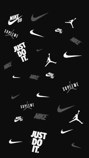 黑色牆紙，散落著Nike和Supreme標誌和標語。