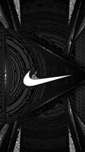 白色Nike標誌在帶有漩渦圖案的黑色抽象背景上發光。