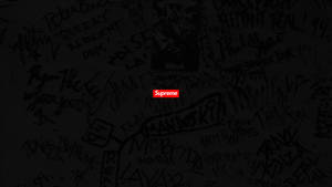 深色牆壁覆蓋塗鴉，中央有紅色Supreme標誌。 — 紅黑 壁紙