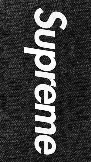 垂直白色 Supreme 標誌在紋理黑色布料背景上。 — 簡潔 壁紙