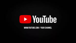 YouTube 標誌，紅色播放按鈕和頻道網址在黑色背景上。 — 省電 壁紙