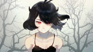 紅眼睛和角的動漫女孩站在光禿禿的樹林中。