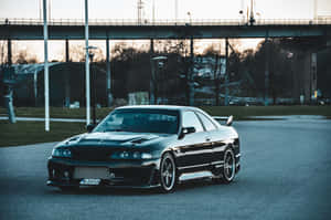 黑色日產Skyline GT-R在黃昏時停泊在橋下。 — 汽車 壁紙