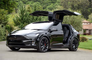 黑色Tesla Model X打開車門，停在房子附近的林蔭大道上。