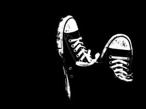 兩雙破舊運動鞋，以高對比黑白圖形風格呈現。