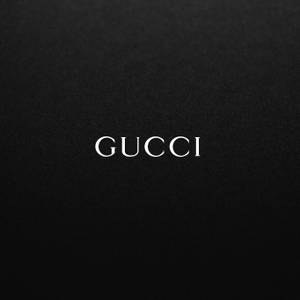 Gucci 標誌以白色文字顯示於黑色紋理布料上。