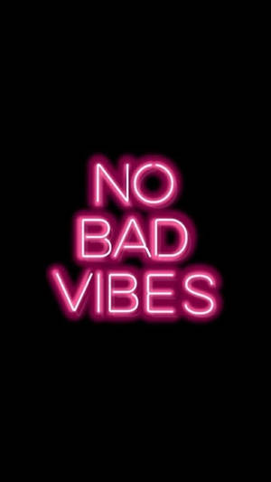 黑色背景上顯示「no bad vibes」的粉紅色霓虹燈牌