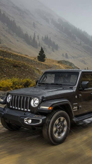 黑色Jeep Wrangler在霧中行駛於山路