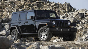 黑色Jeep Wrangler日間停泊喺岩石地形上
