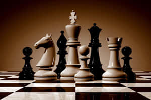 在溫暖燈光下，棋子排列在棋盤上。 — 國際象棋 壁紙
