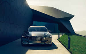 日落時分，時尚的BMW概念車停放在現代棱角建築下。